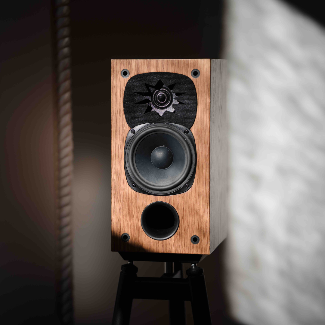 DC-2S Bookshelf Speakers & REGA io Amplifier Bundle