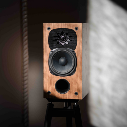 DC-2S Bookshelf Speakers & REGA io Amplifier Bundle